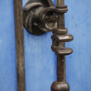 Heurtoir en métal sur porte bleue - France  - collection de photos clin d'oeil, catégorie portes